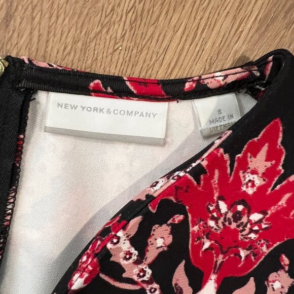 New York & Company NY&C Black Red Floral Pencil Dress Size 6 - Picture 6 of 8